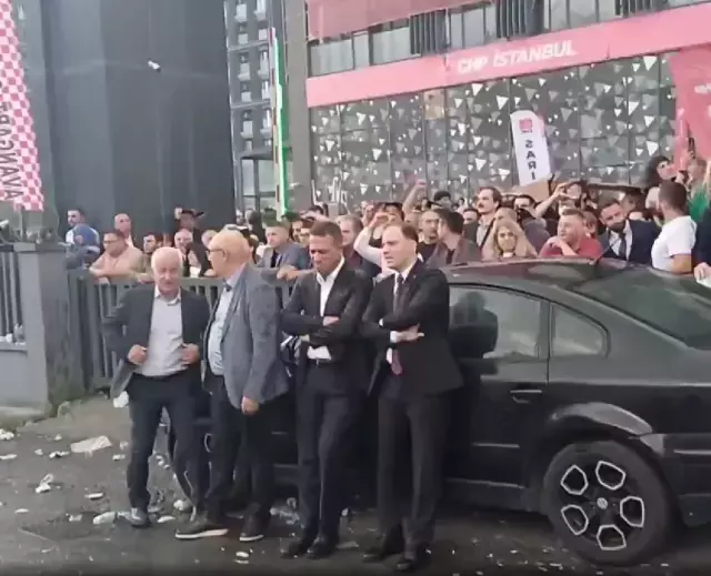 Chp Istanbul Il Binasi Onunde Tansiyon Yuksek 19023866 3592 M-1