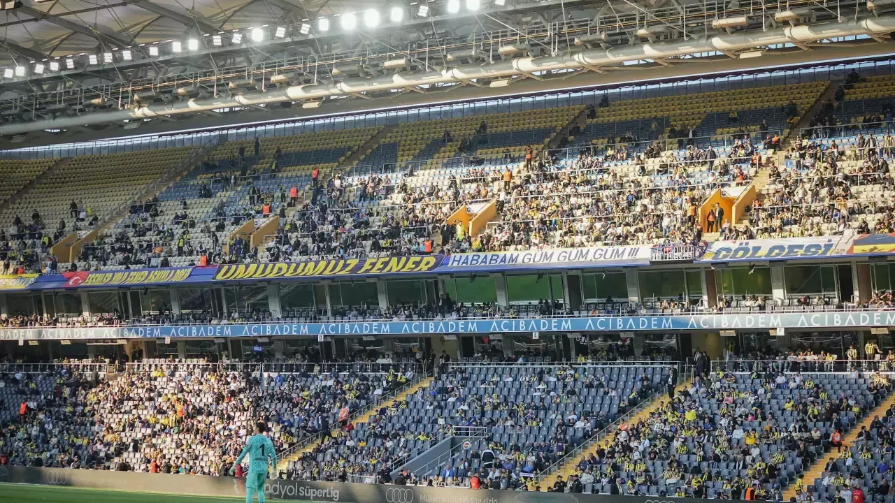 Fenerbahçe Stuttgart Maçında Hoparlörden Dijital Islık Sesi Verildi Mi? Islık Sesi Iddiaları Doğru Mu, Cezası Ne?1