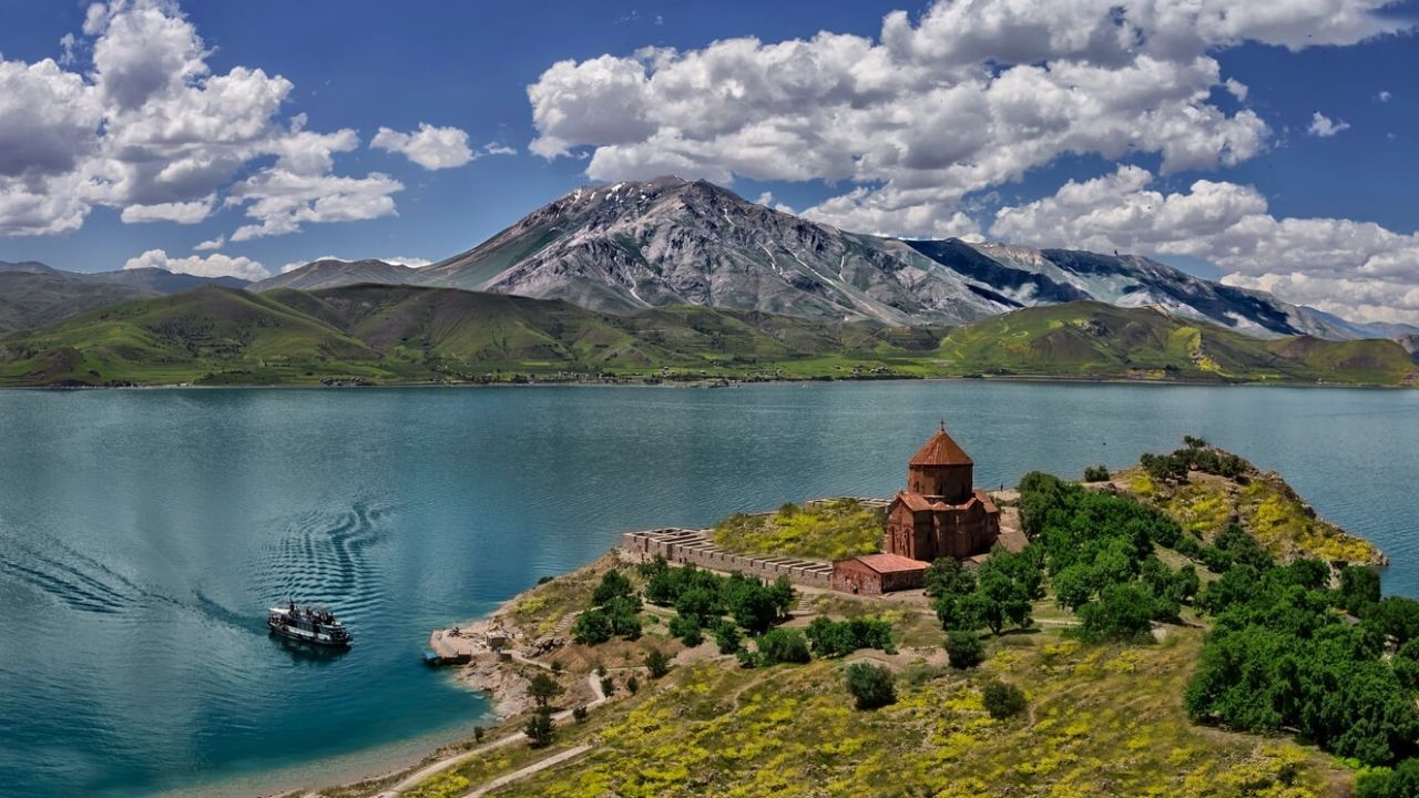 Bu Hikayeyi Vanlılar Bile Bilmiyor! Akdamar'daki Kiliseyi Yıkımdan Kim Kurtardı?