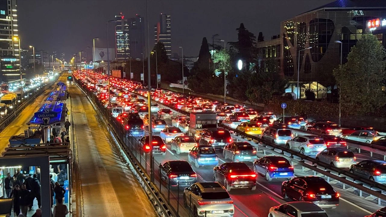 Istanbulda Aksam Saatlerinde Trafik Yogunlugu Yuzde 90A Cikti