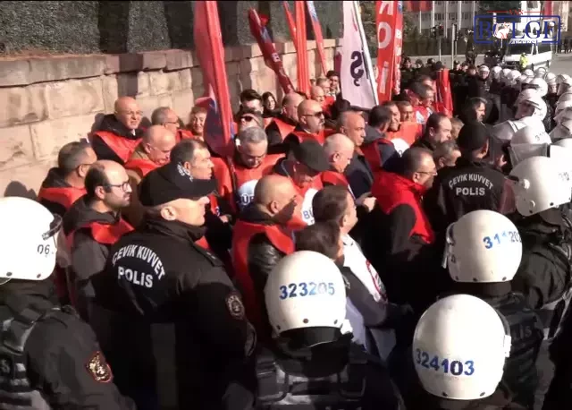 Polis Ekipleri Tbmm Onunde Eylem Yapmak Isteyen 19371910 6663 M