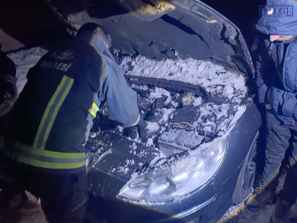 Van'da Seyir Halindeki Otomobilin Motoru Alev Aldı