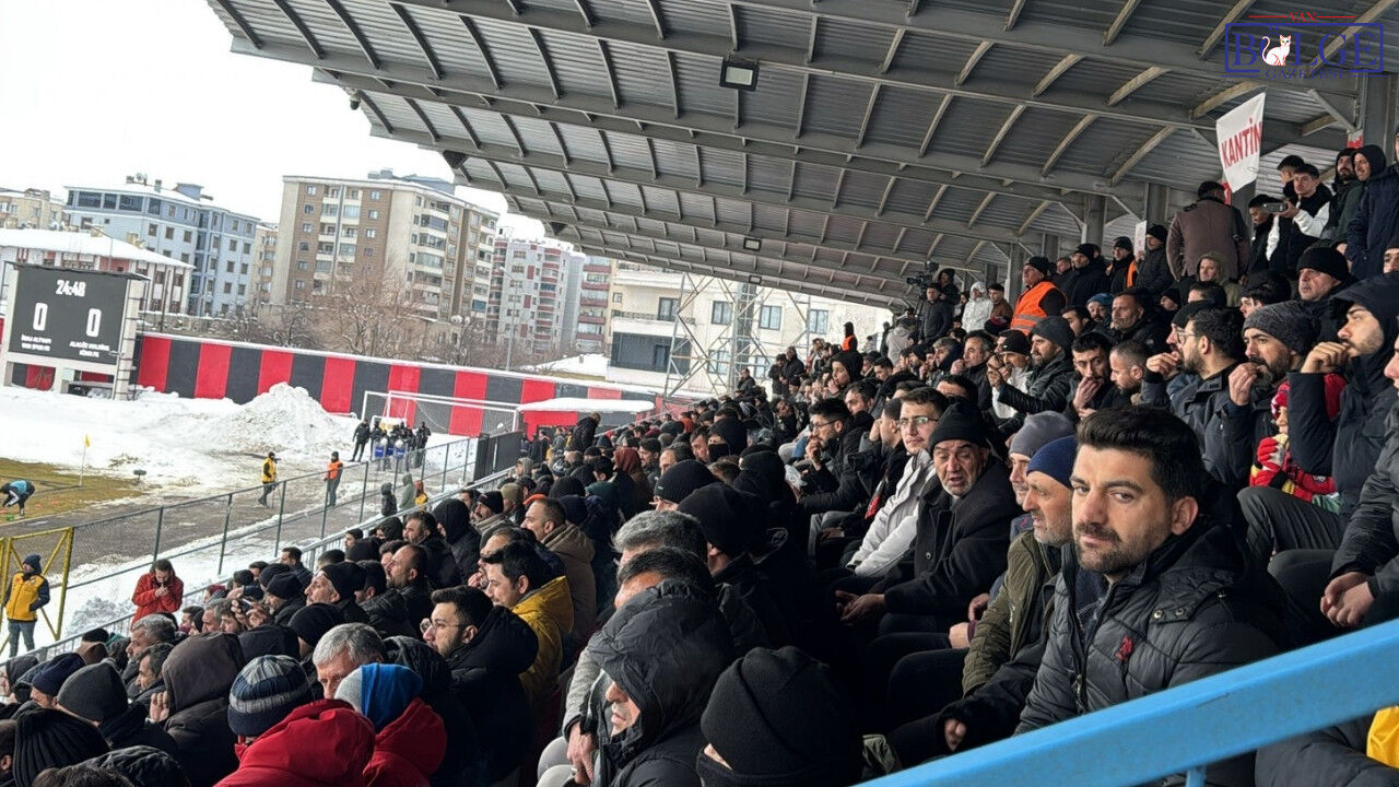 Kırmızı Beyaz Modern Yaratıcı Futbol Maç Özeti Youtube Küçük Resmi Kopyası (6)