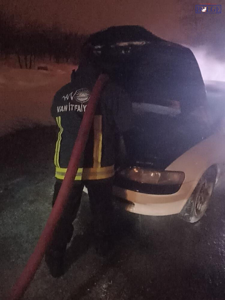 Van'da Seyir Halindeki Otomobilde Yangın