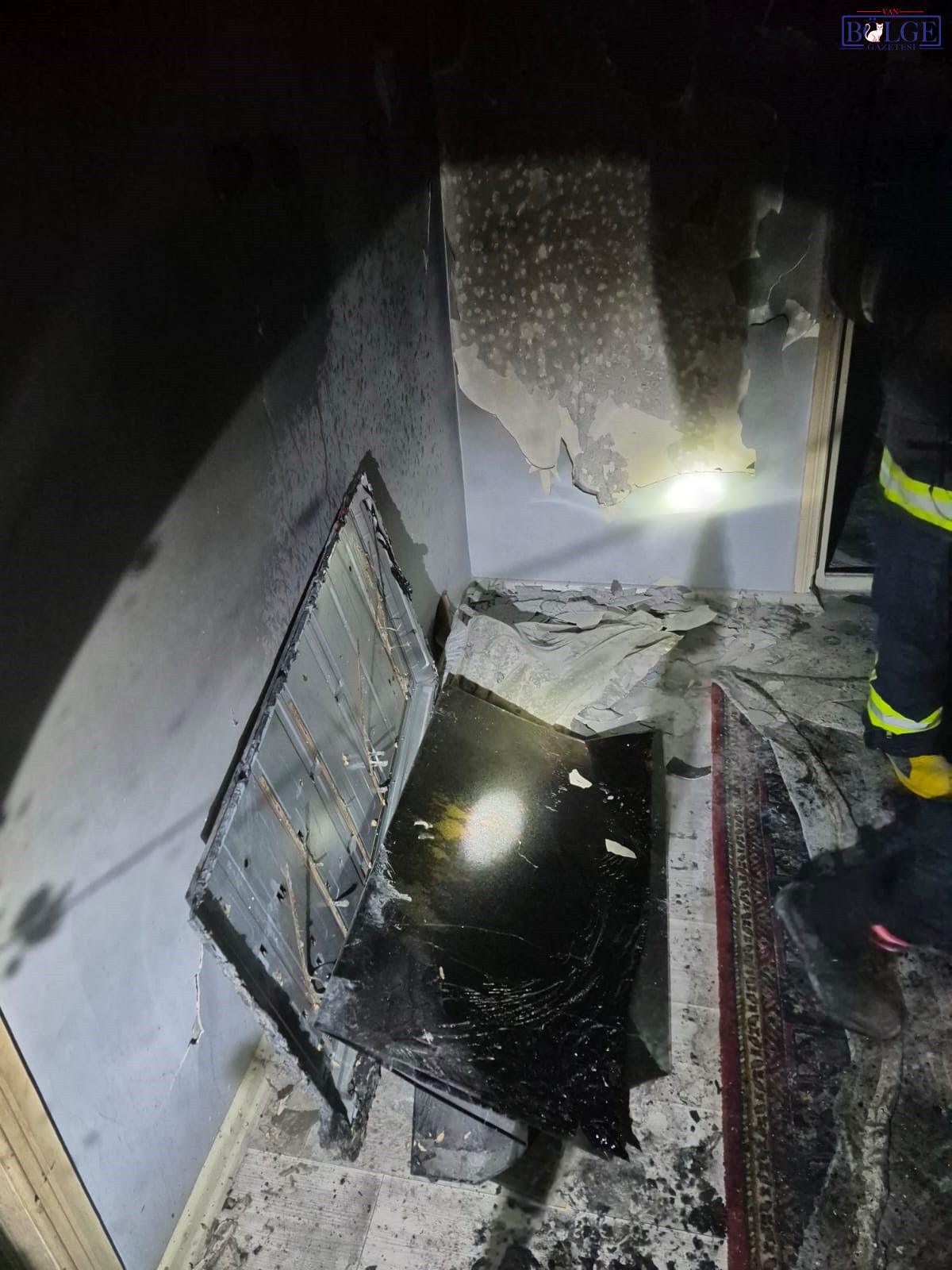 Van'da Yangın: Bir Ev Alev Alev Yandı, Neler Oldu? - Görsel 1