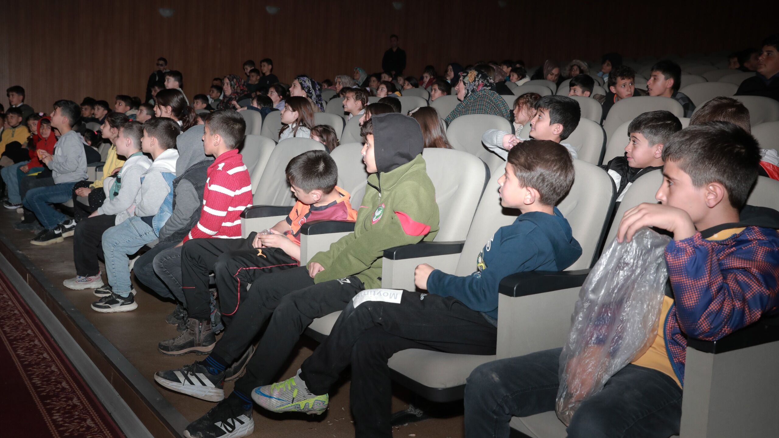 Van'da Çocuklar İçin Kürtçe ve Türkçe Tiyatro Rüzgarı Esti! - Görsel 1