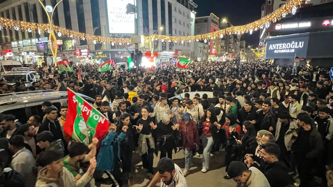 Amedspor Şamyionluk Kutlamaları Van