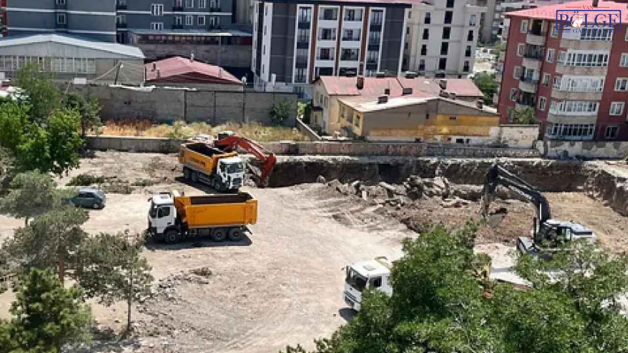 Van'ın İpekyolu Ilçesi Dereçalık Mahallesi'nde Bulunan Eski Orduevi Arazisinde Askeri Personel Lojmanı Inşaatının Başlaması Kent Gündeminin En Çok Konuşulan Konularından Biri Oldu. Daha Önce Van B (1)