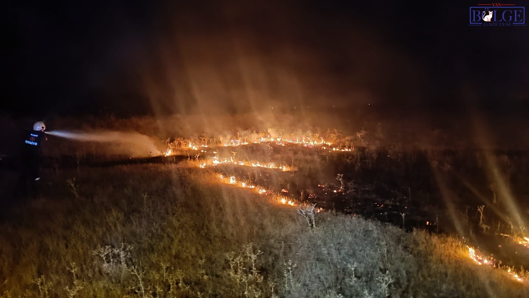 Van’da gece saatlerinde korkutan yangın! Ekipler büyümeden müdahale etti