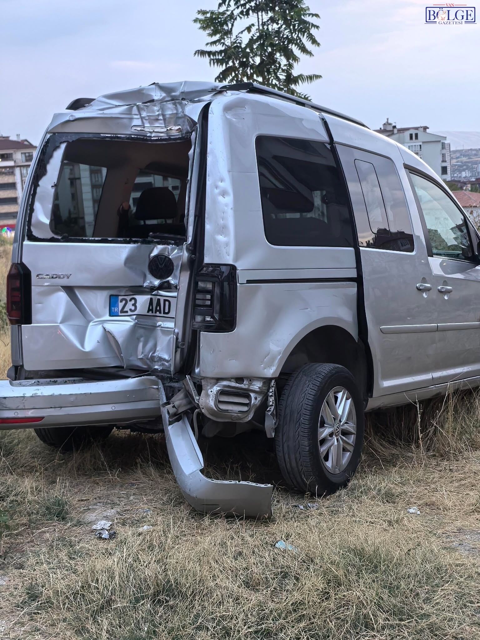 El freni çekilmeyen araç iş yerine girdi!