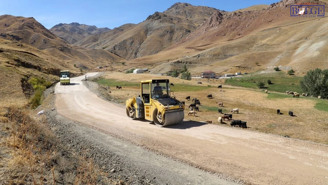 Van’da Şırnak sınırındaki mahalle yoluna sıcak asfalt