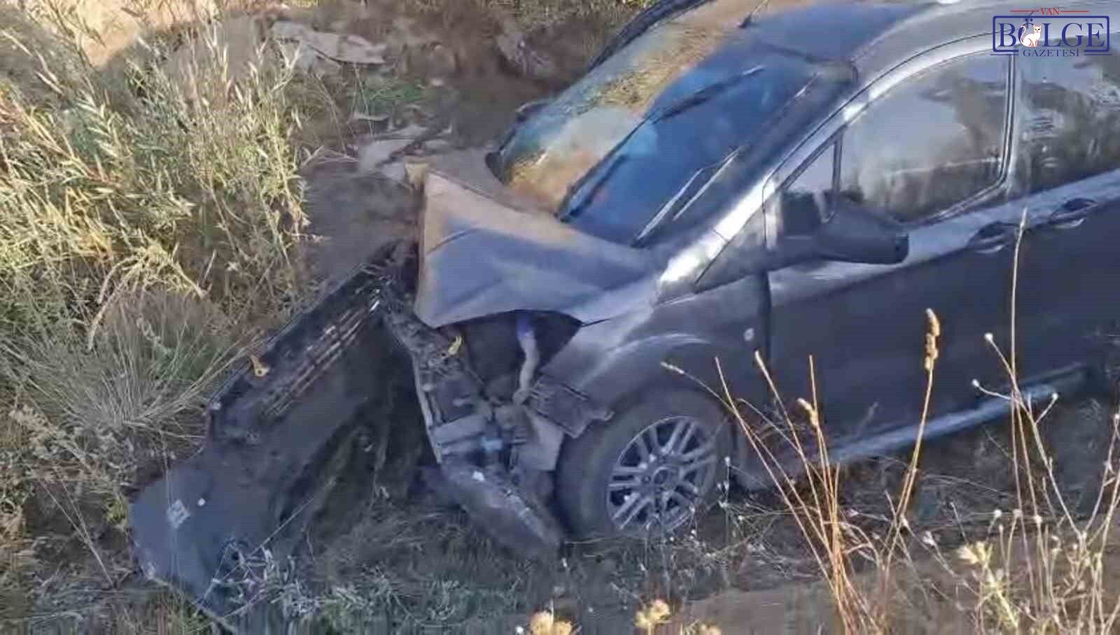 Van yolunda iki araç çarpıştı: 4 yaralı