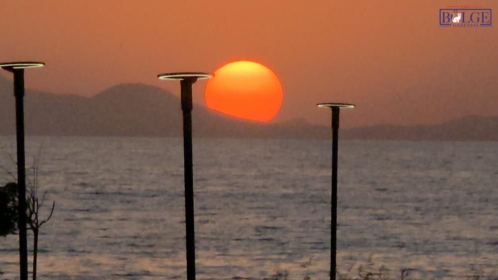 Van’da Etkileyici Kızıl Gün Batımı Hayran Bıraktı