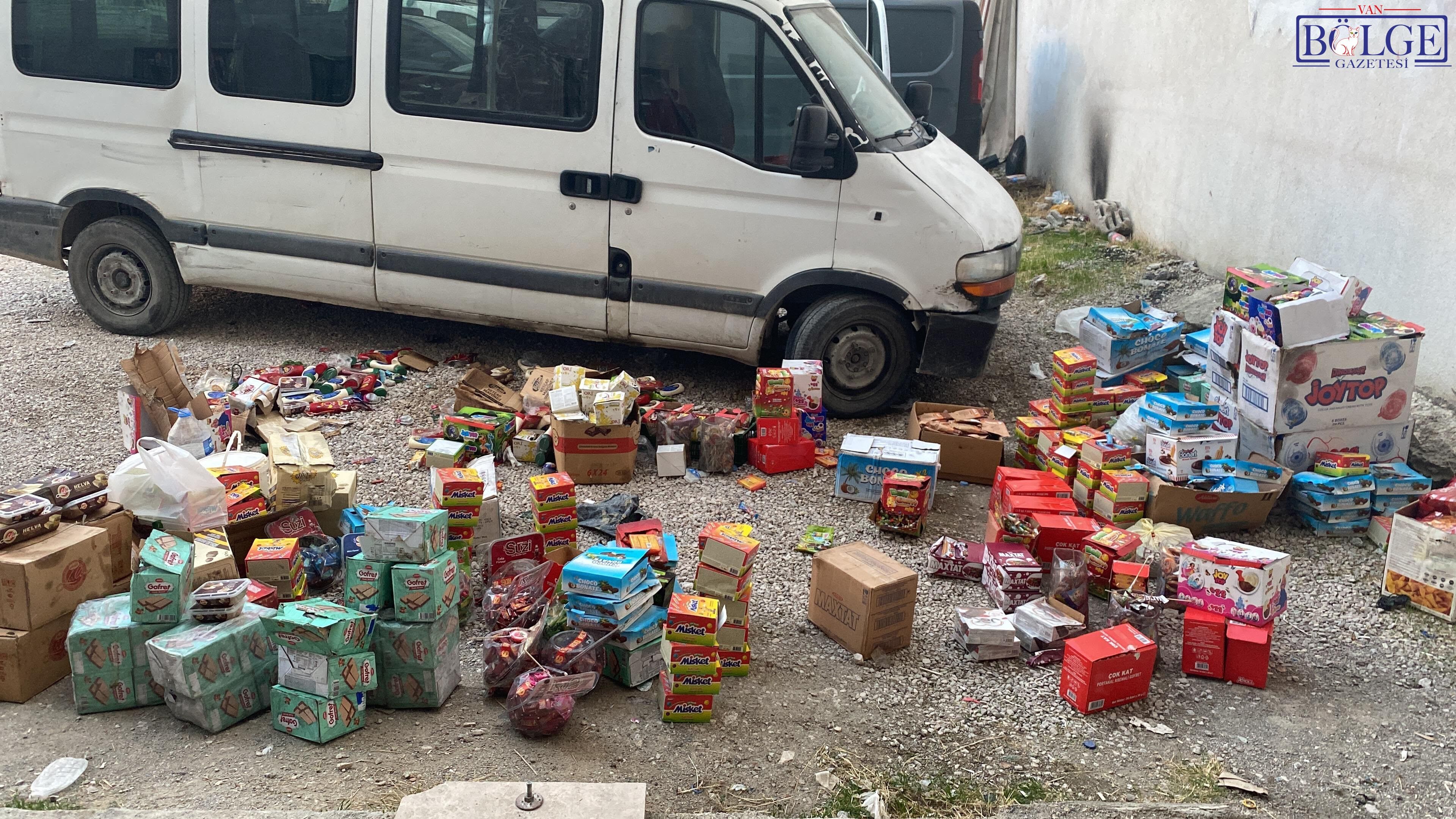 Van’da bir minibüs dolusu tarihi geçmiş gıda ürünü bulundu!