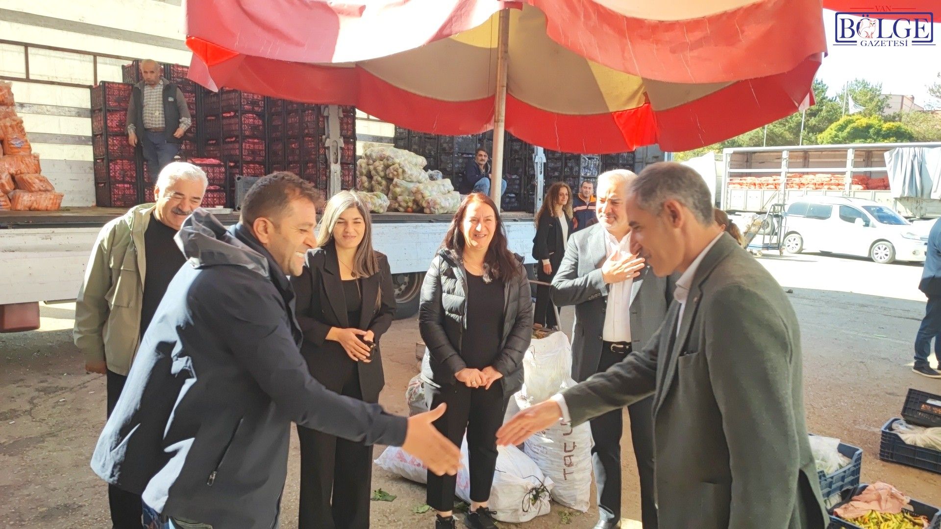 Van’da DEM Parti sebze hali esnafını ziyaret etti