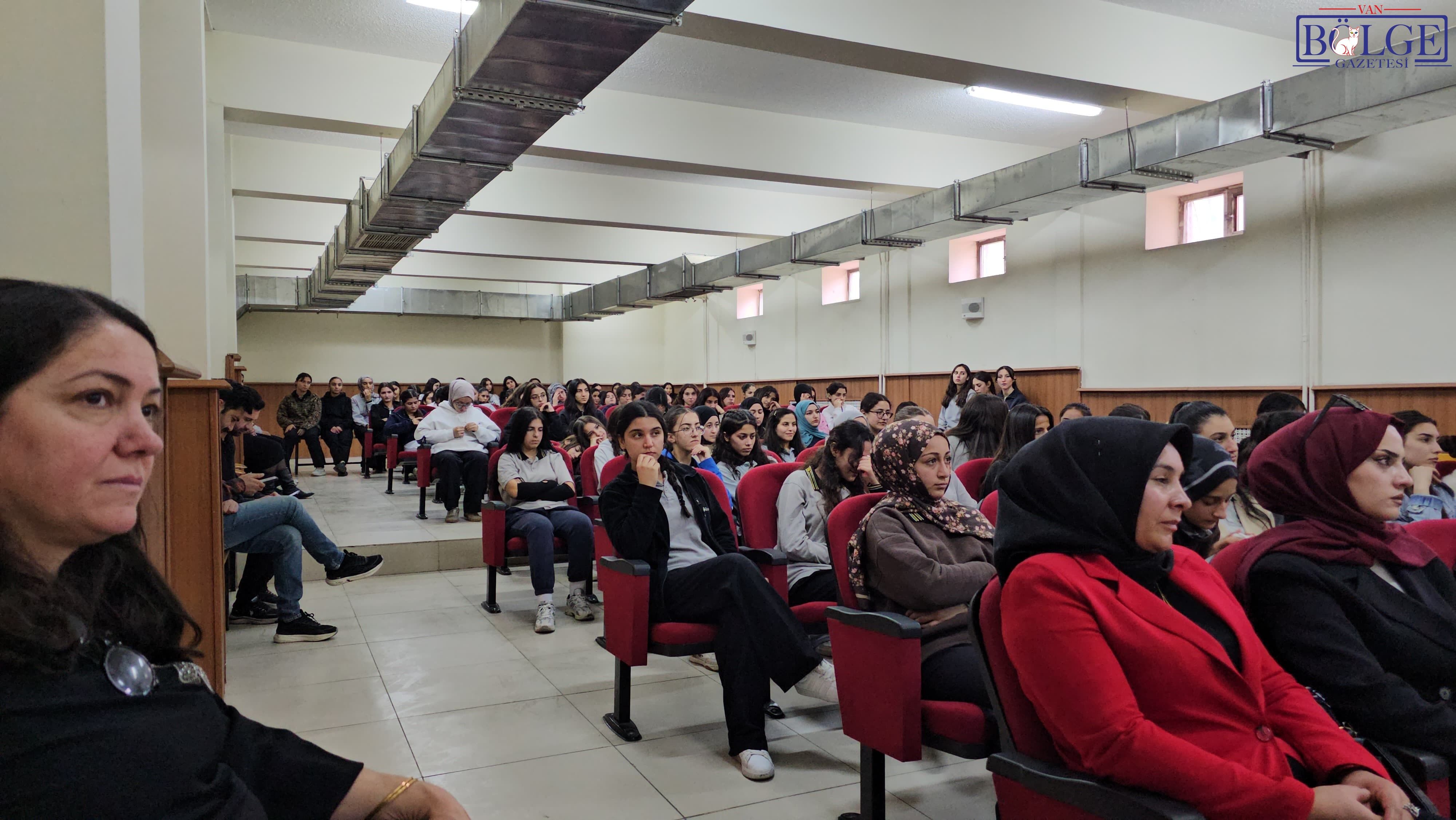 Van’da Öğrencilere Kişisel Gelişim Semineri Kariyer Yolculuğunda Rönemli Buluşma