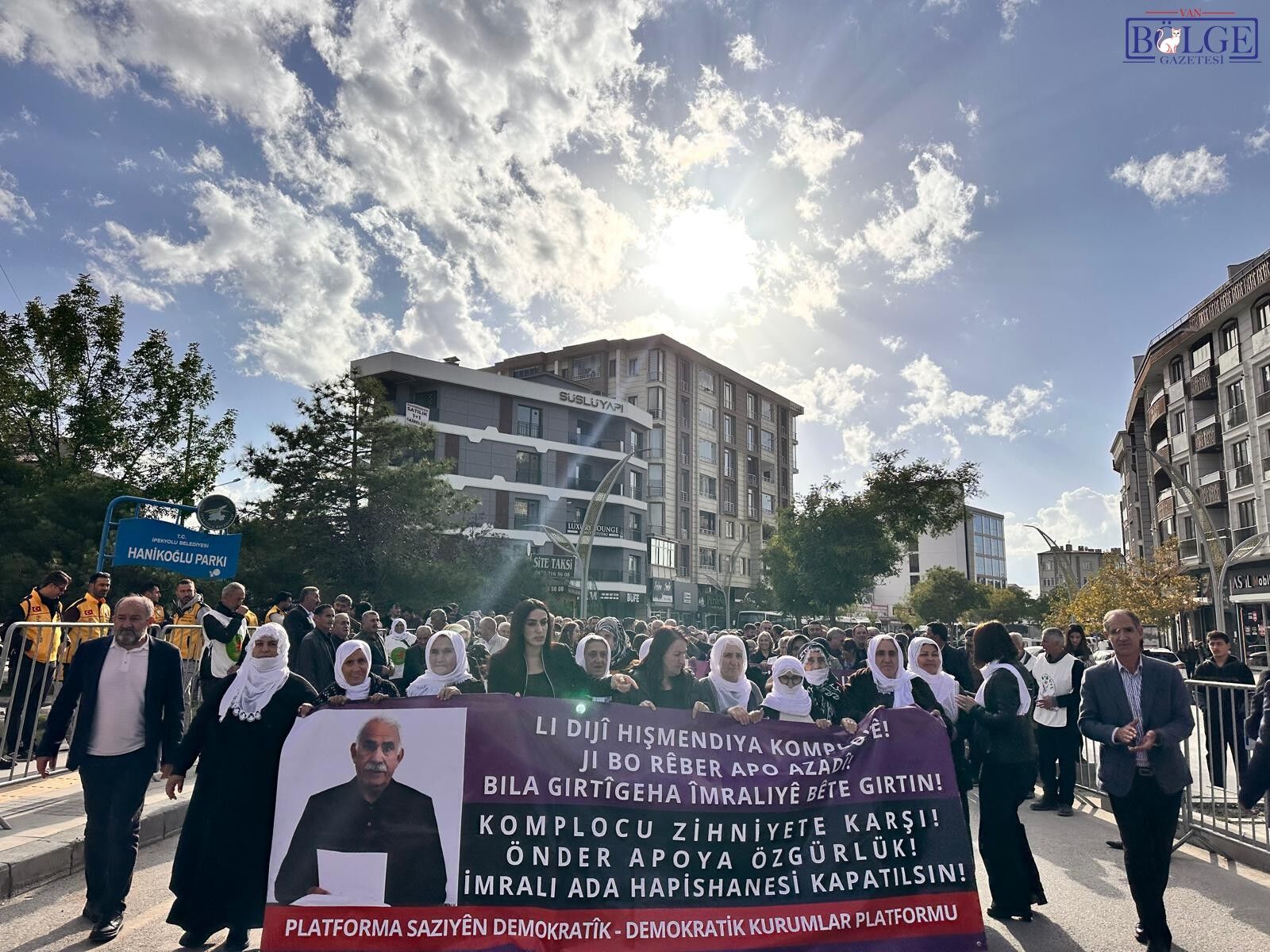 Van’da “Komploya Karşı Şimdi Kadın Zamanı” Yürüyüşü Başladı