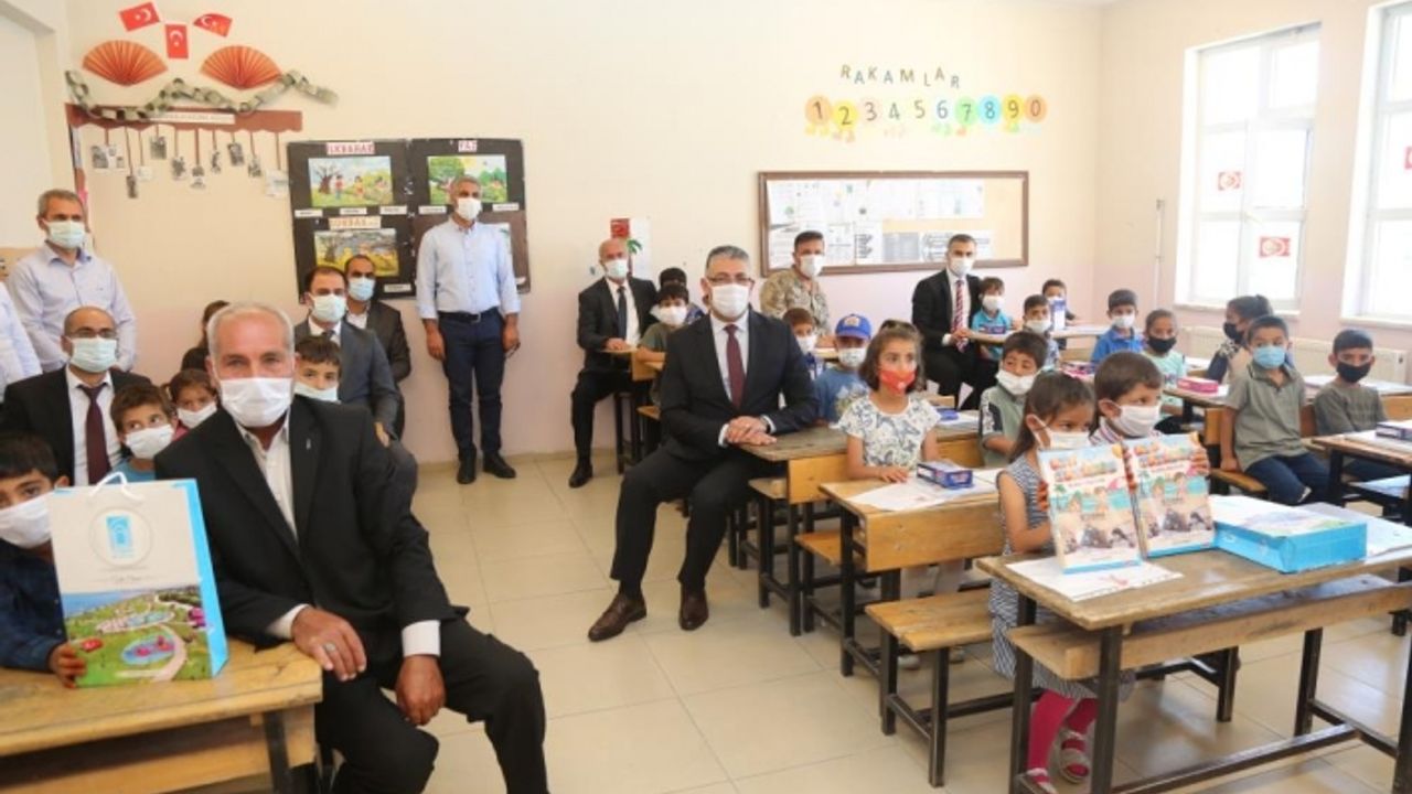 Tuşba Belediyesi'nden öğrencilere kitap seti