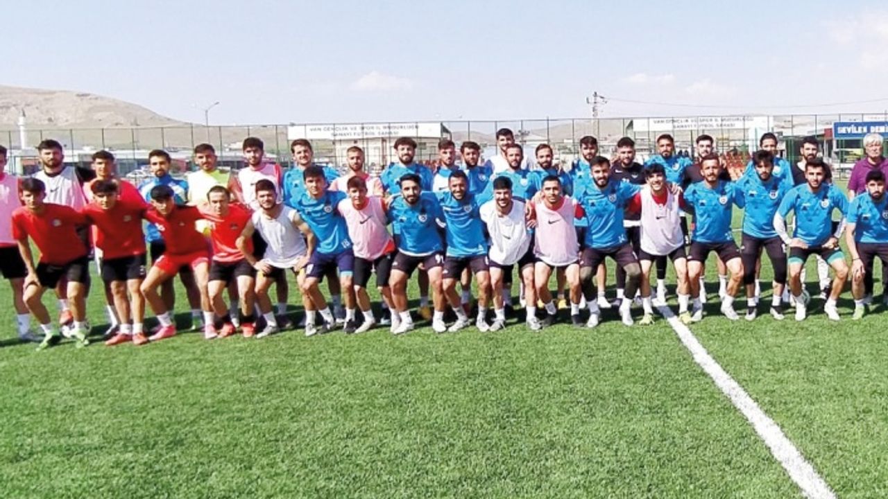 Vanspor alt yapı takımı ve Yolspor arasında dostluk maçı...