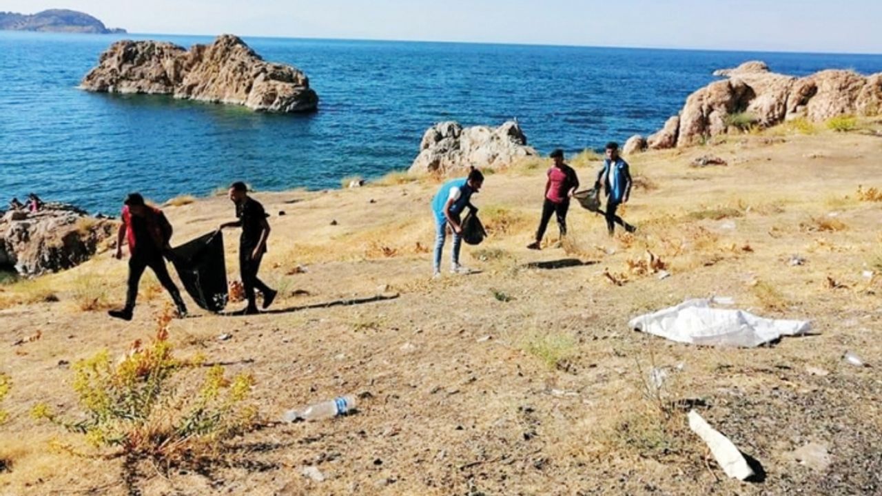 Gevaşlı gençler sahilde temizlik çalışması yaptı