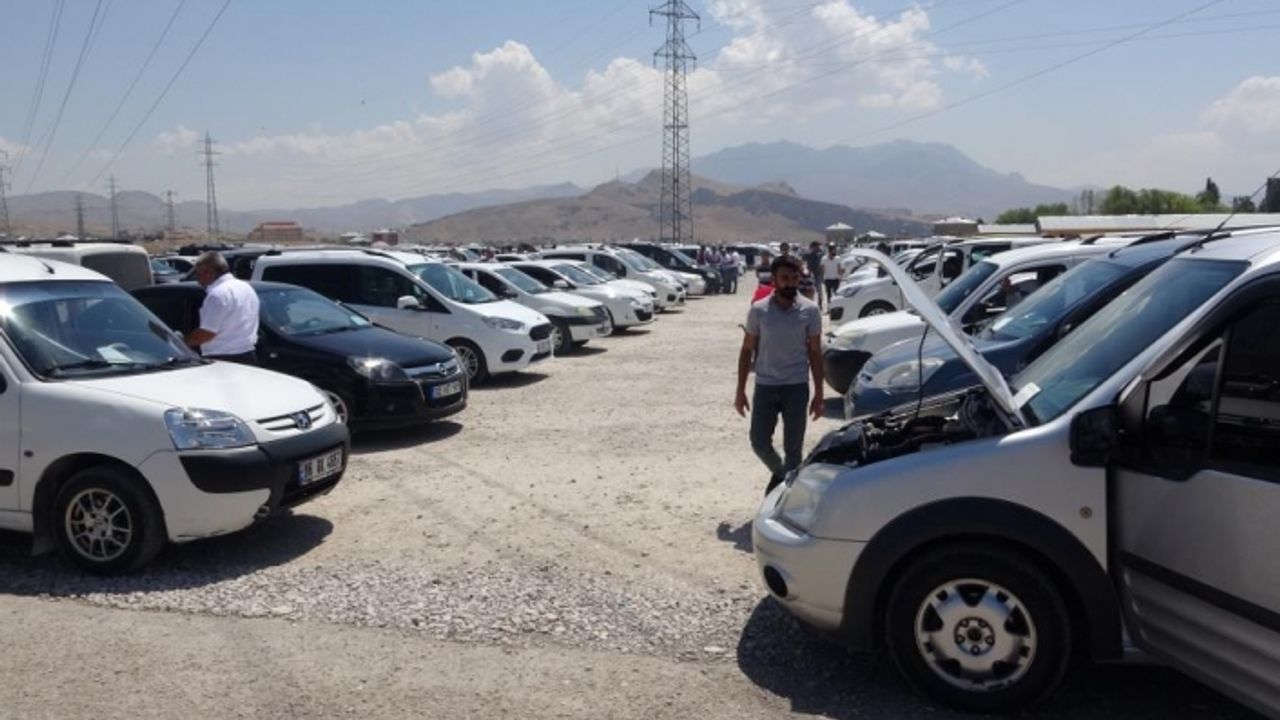 Van’da Kurban Bayramı öncesi açık oto pazarında yoğunluk