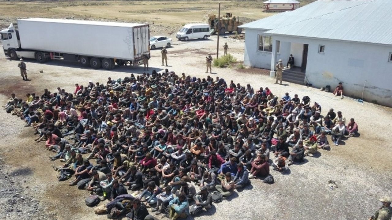 Çaldıran'da TIR'ın dorsesinde 300 düzensiz göçmen yakalandı