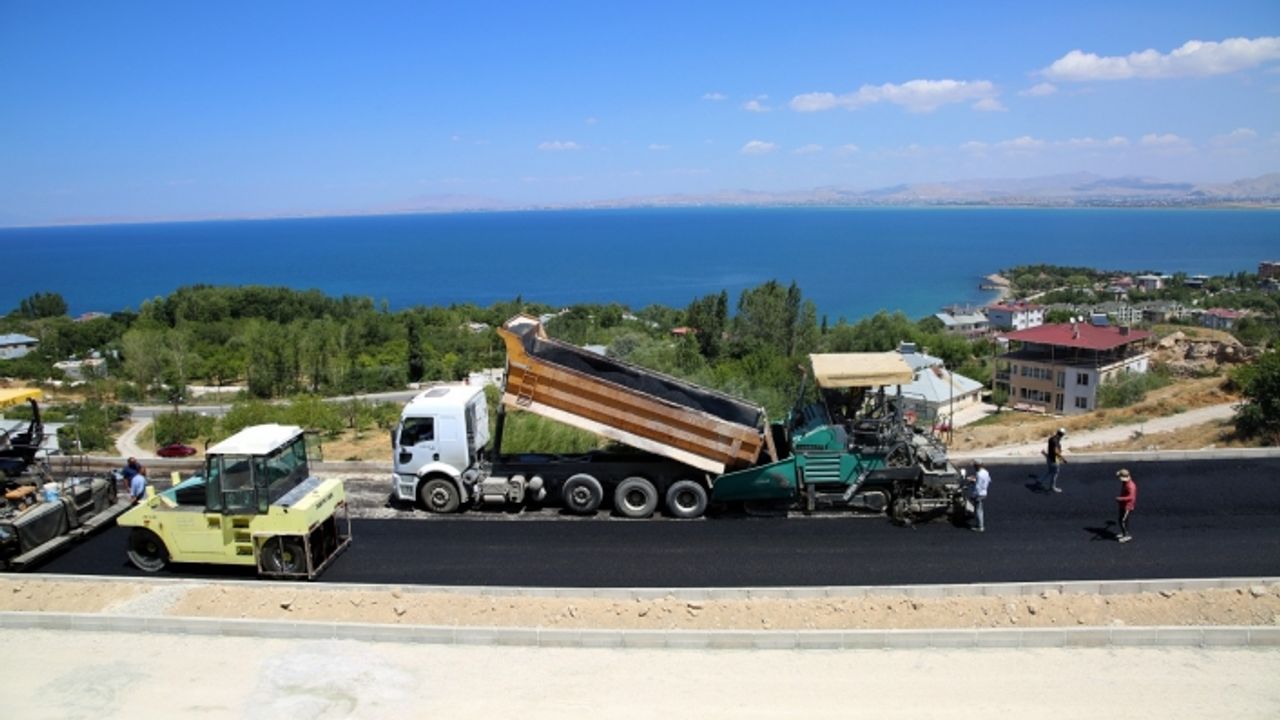 Edremit TOKİ Yolu’nda asfalt serimi başladı