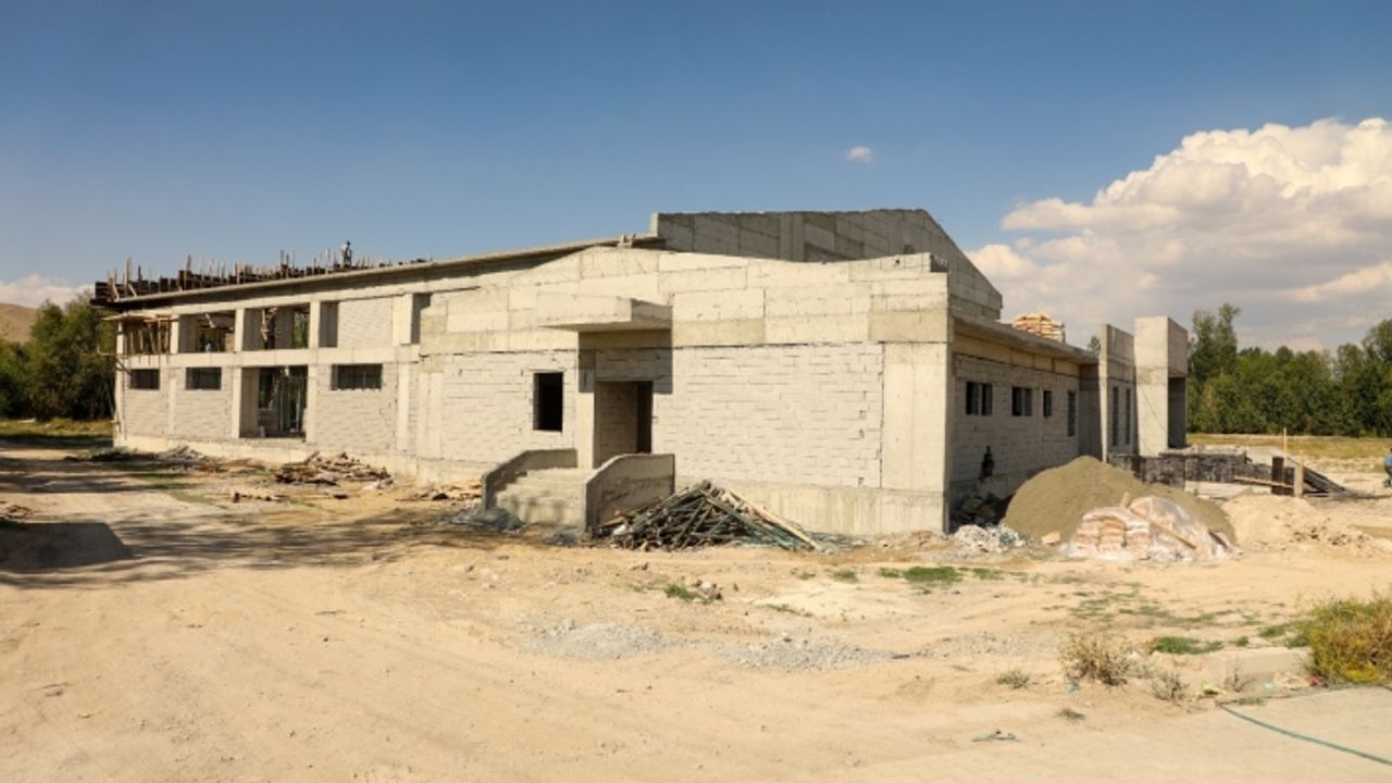 Gürpınar Belediyesi'nin spor tesisleri yükseliyor
