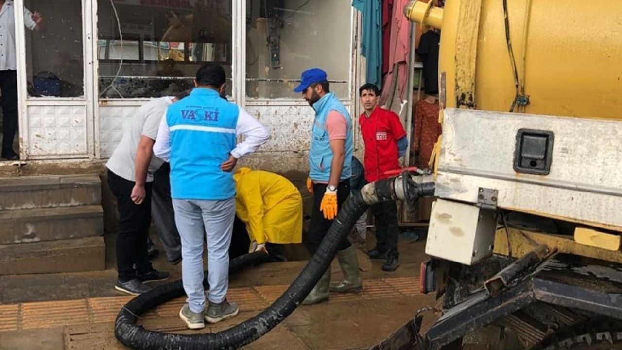 VASKİ, sel bölgesindeki çalışmalarını sürdürüyor