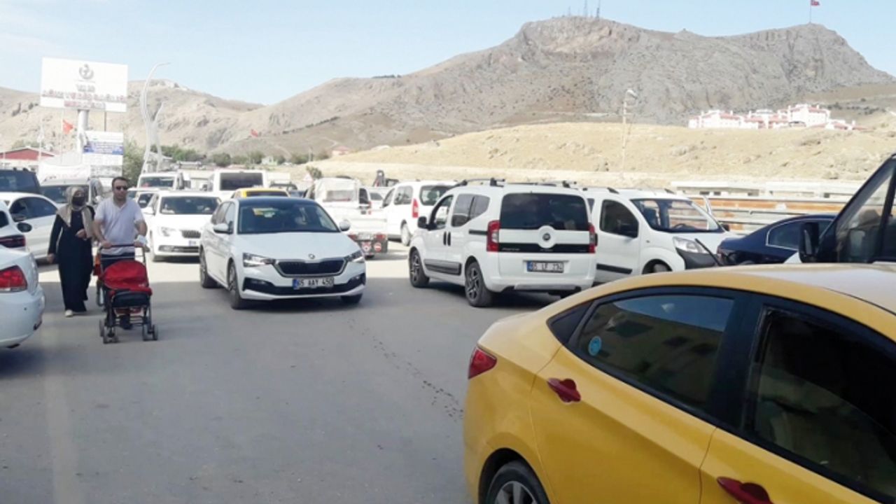 Alternatif caddede araç parkı yüzünden trafik kilitleniyor
