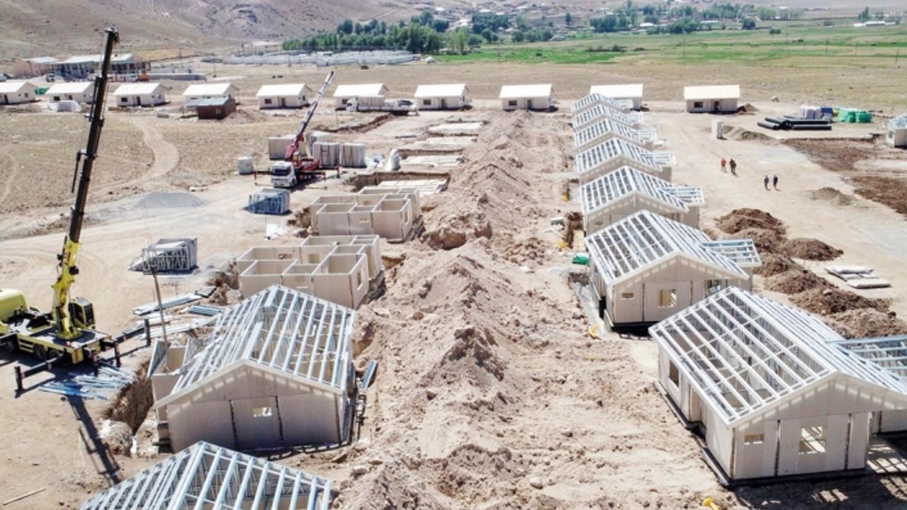 Başkale'de kalıcı konutların yapımı sürüyor