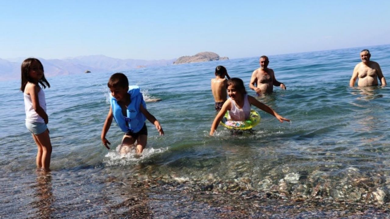 Eylül ayında Van Gölü’nde yüzme keyfi