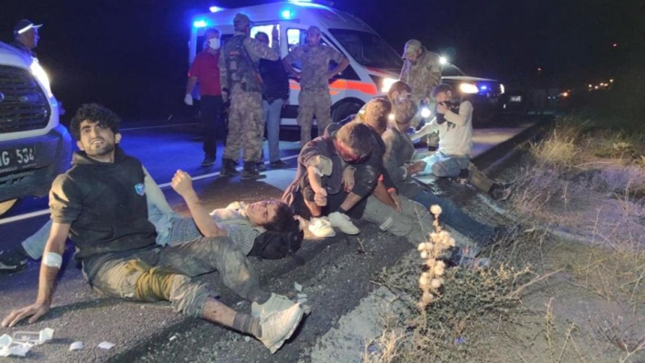 Kaçak mülteci taşıyan minibüs devrildi: 1 ölü, 15 yaralı