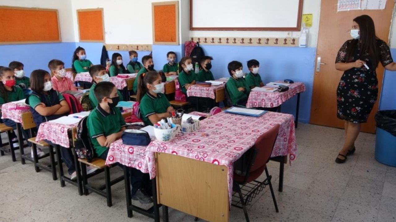 Klipli aşı çağrısı yapan minik öğrenciler yeniden okula kavuştu