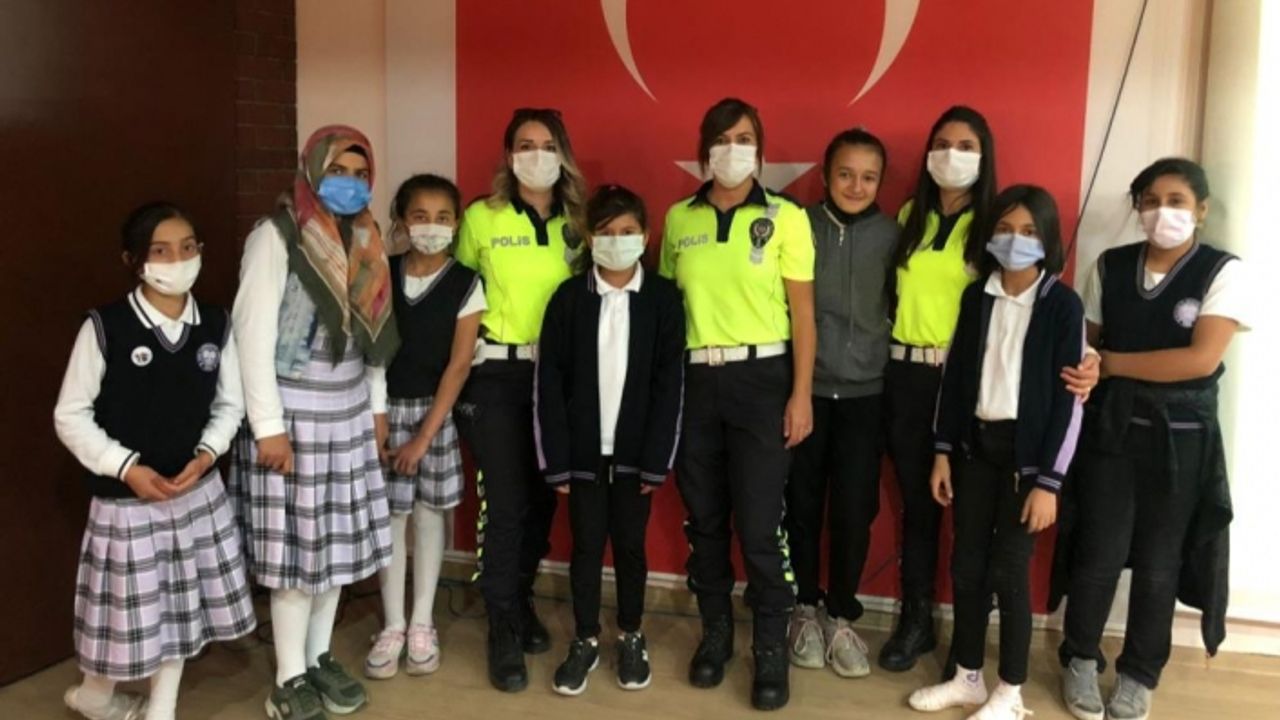 Polisten öğrencilere trafik eğitimi