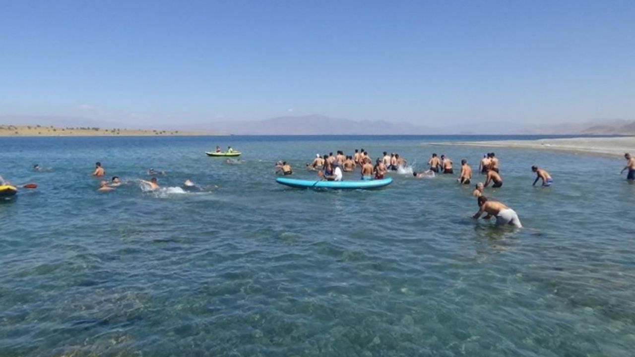 Van Gölü için 2 kilometre yüzdüler