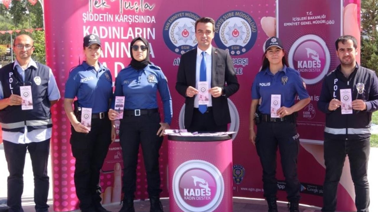 Van polisi, kadınlara KADES uygulamasını tanıttı