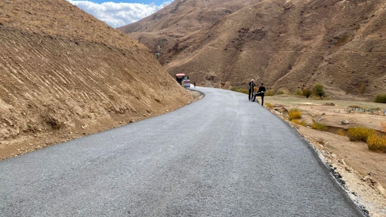 Büyükşehir, Başkale’de 14,5 kilometre beton yol yapıyor