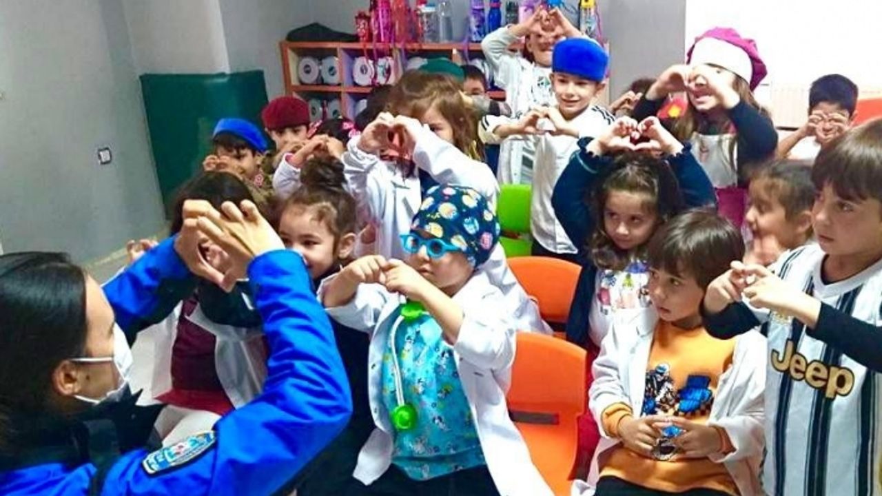 Polisler, minik öğrencilerle bir araya geldi