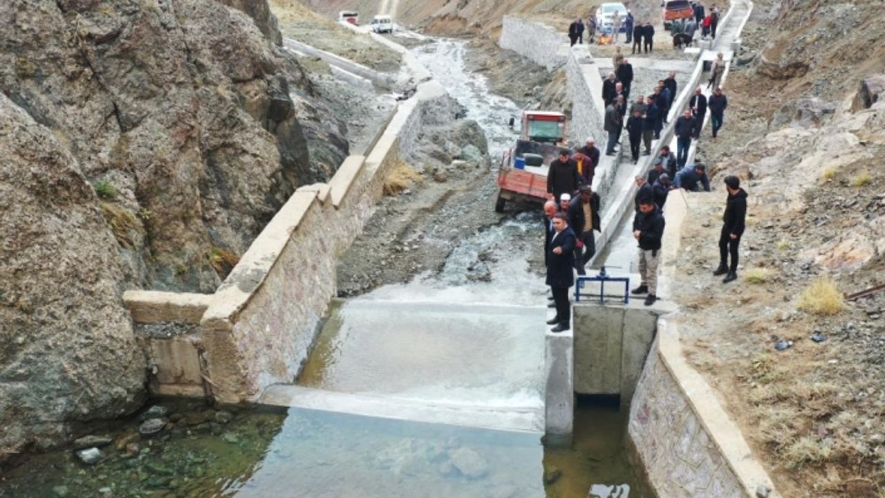 Başkale'de 6 mahalle arazi suyuna kavuştu