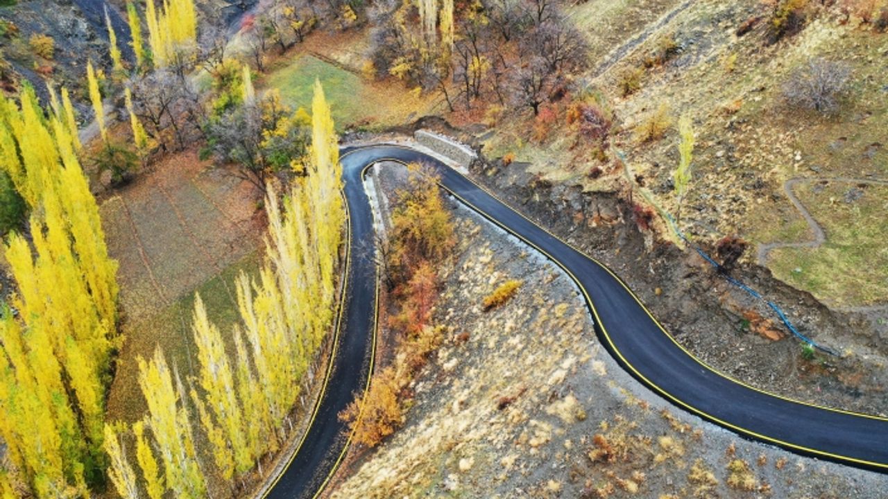 Büyükşehir Bahçesaray'da 3 mahalle yolunu yeniledi