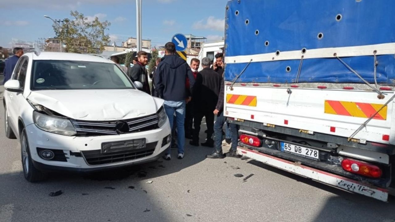 Erciş’te trafik kazası maddi hasara yol açtı