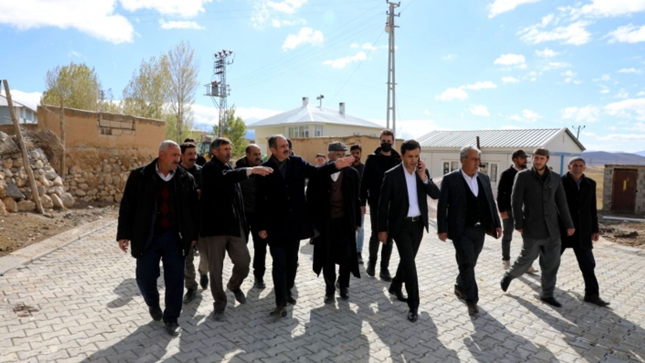 Gürpınar'da parke taşı çalışmaları sürüyor