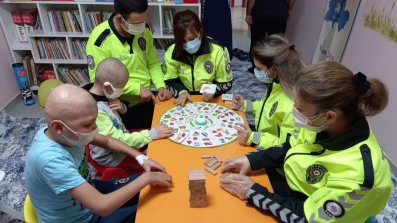 Polisten hematoloji bölümünde tedavi gören çocuklara ziyaret