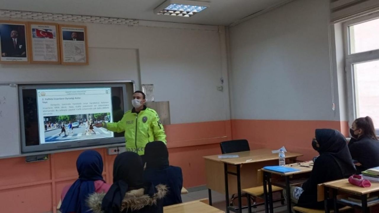 Polisten lise öğrencilerine trafik eğitimi