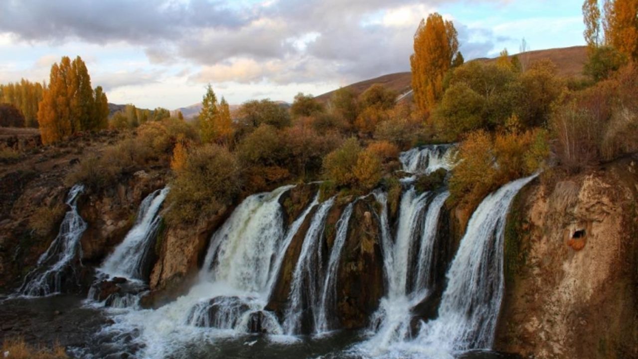 Turistler Muradiye Şelalesi'ne hayran kaldı