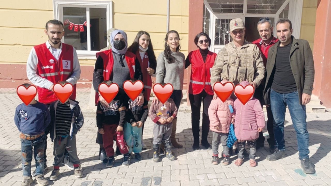 Van Edremit Kızılay Şubesi, minik öğrencileri sevindirdi