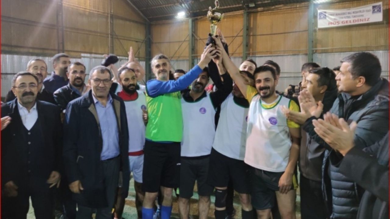 Van SMMMO kupasını Gençlikspor aldı