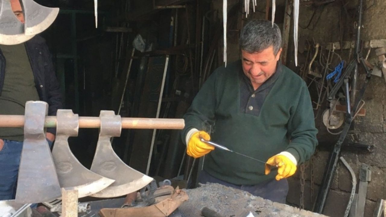 Yarım asırdır demir döverek ekmeğini kazanıyor