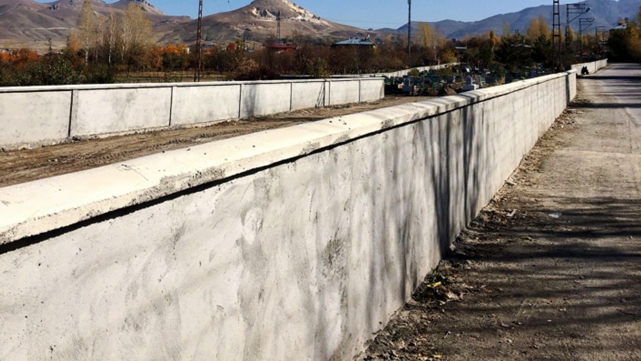 Yolların genişletilmesi için mezarlıkların duvarları yenileniyor